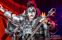 Kiss-140157.jpg
